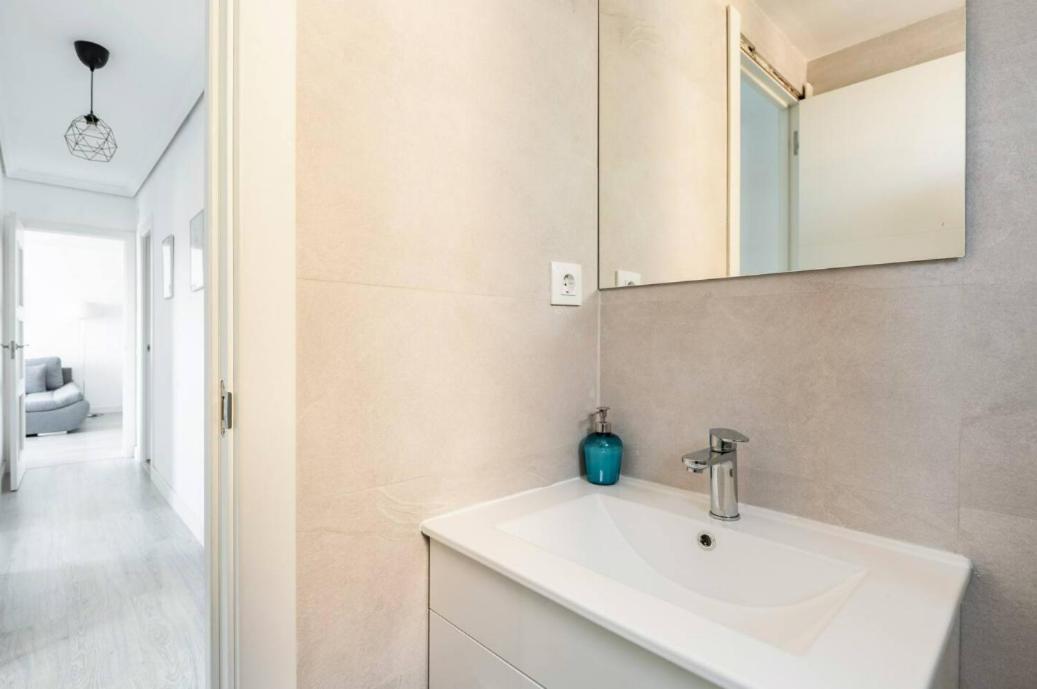 Apartamento Amplio Con 4 Habitaciones Y 2 Banos - Great Apartment With 4 Rooms - 2 Baths Séville Extérieur photo